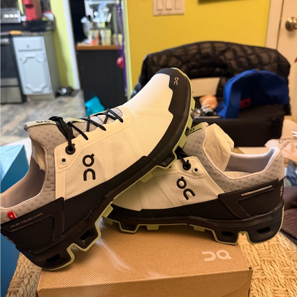 On cloud Cloudventure peak sz 8.5 m/ 9.5 woman new in box